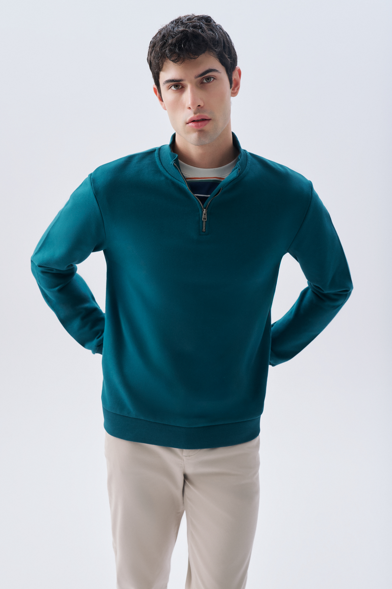 FERMUARLI DİK YAKA SWEATSHIRT