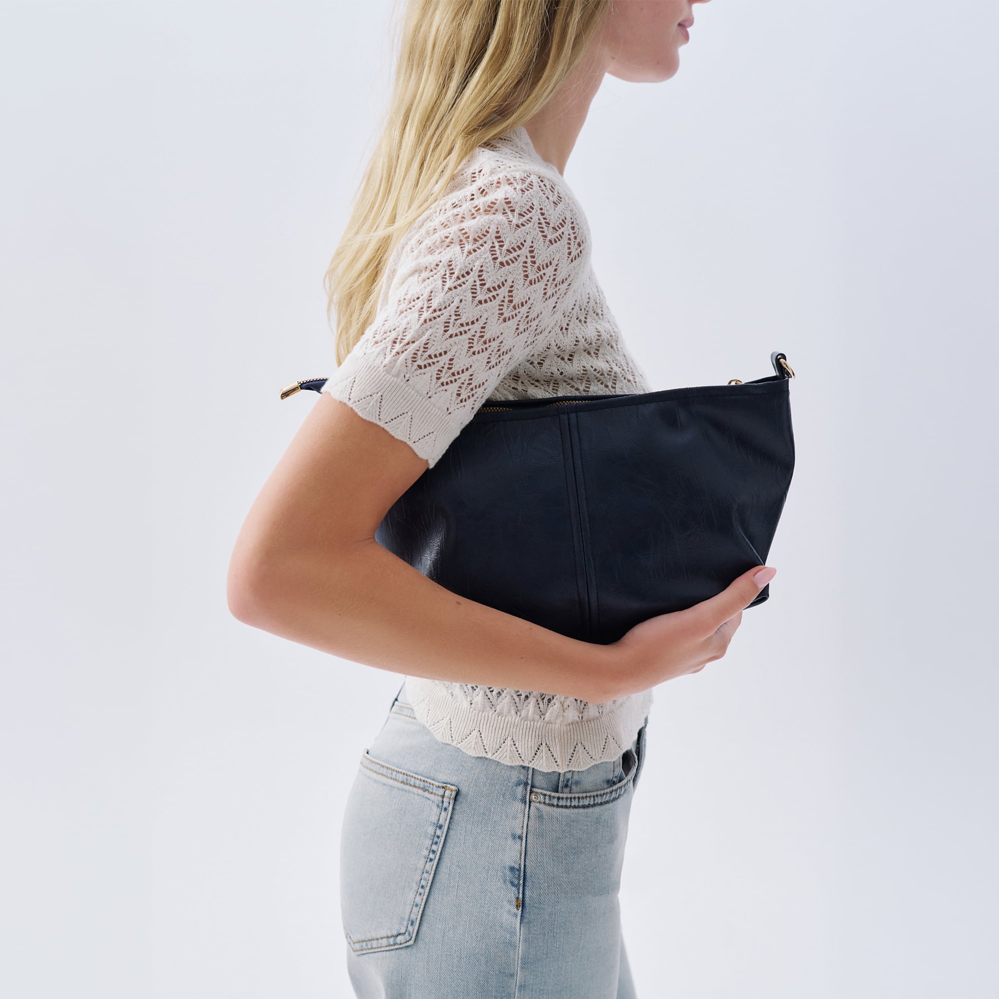 KIRIŞIK DERİ GÖRÜNÜMLÜ OMUZ ÇANTASI