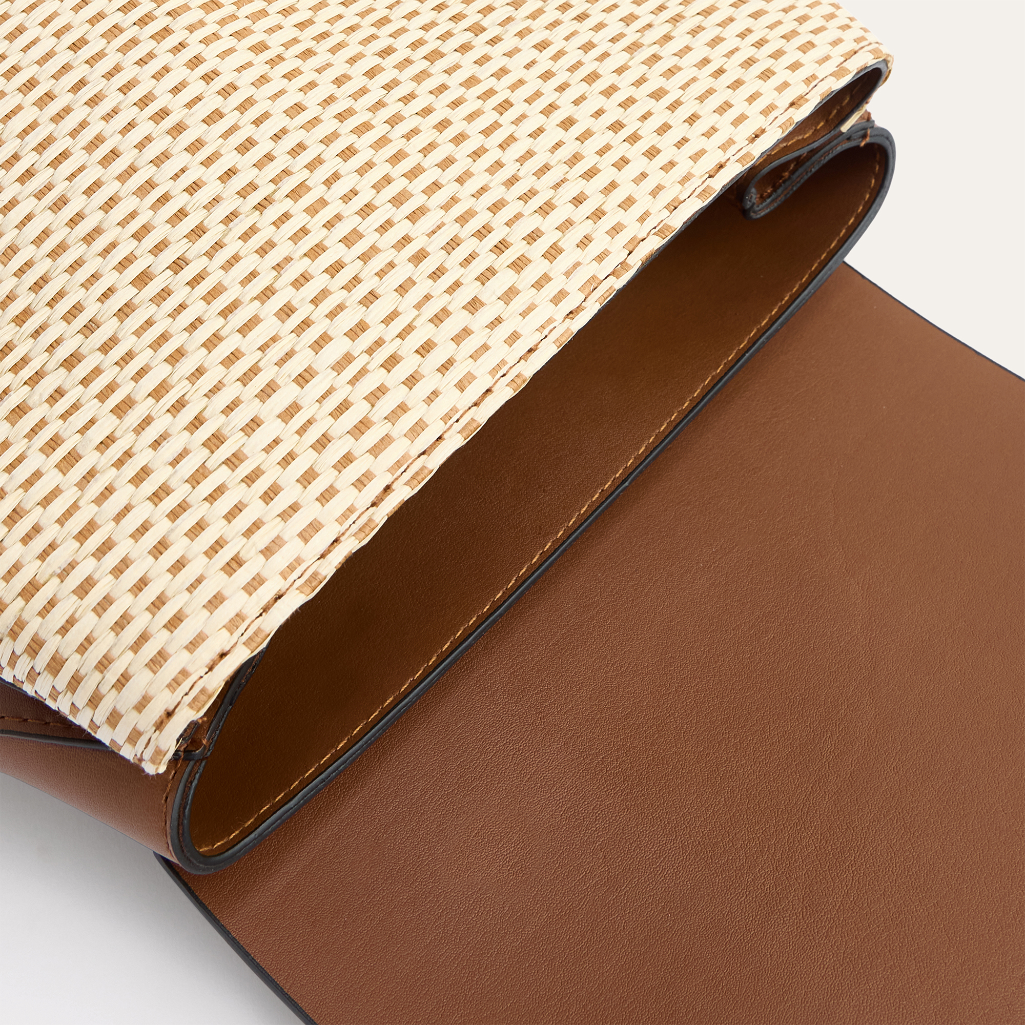 ÖRGÜ GÖRÜNÜMLÜ SIRT ÇANTASI