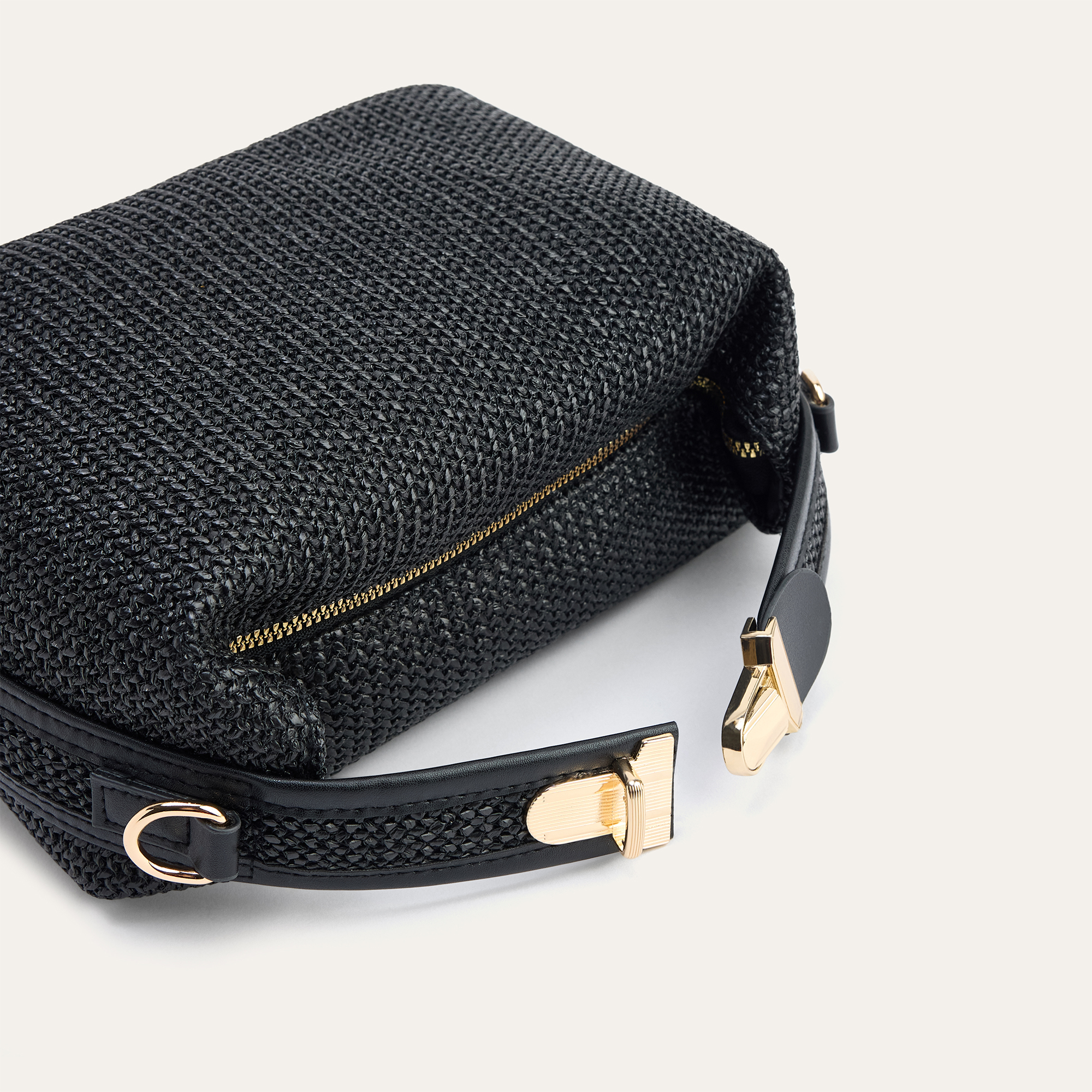 ÖRGÜLÜ KİLİT DETAYLI OMUZ ÇANTASI