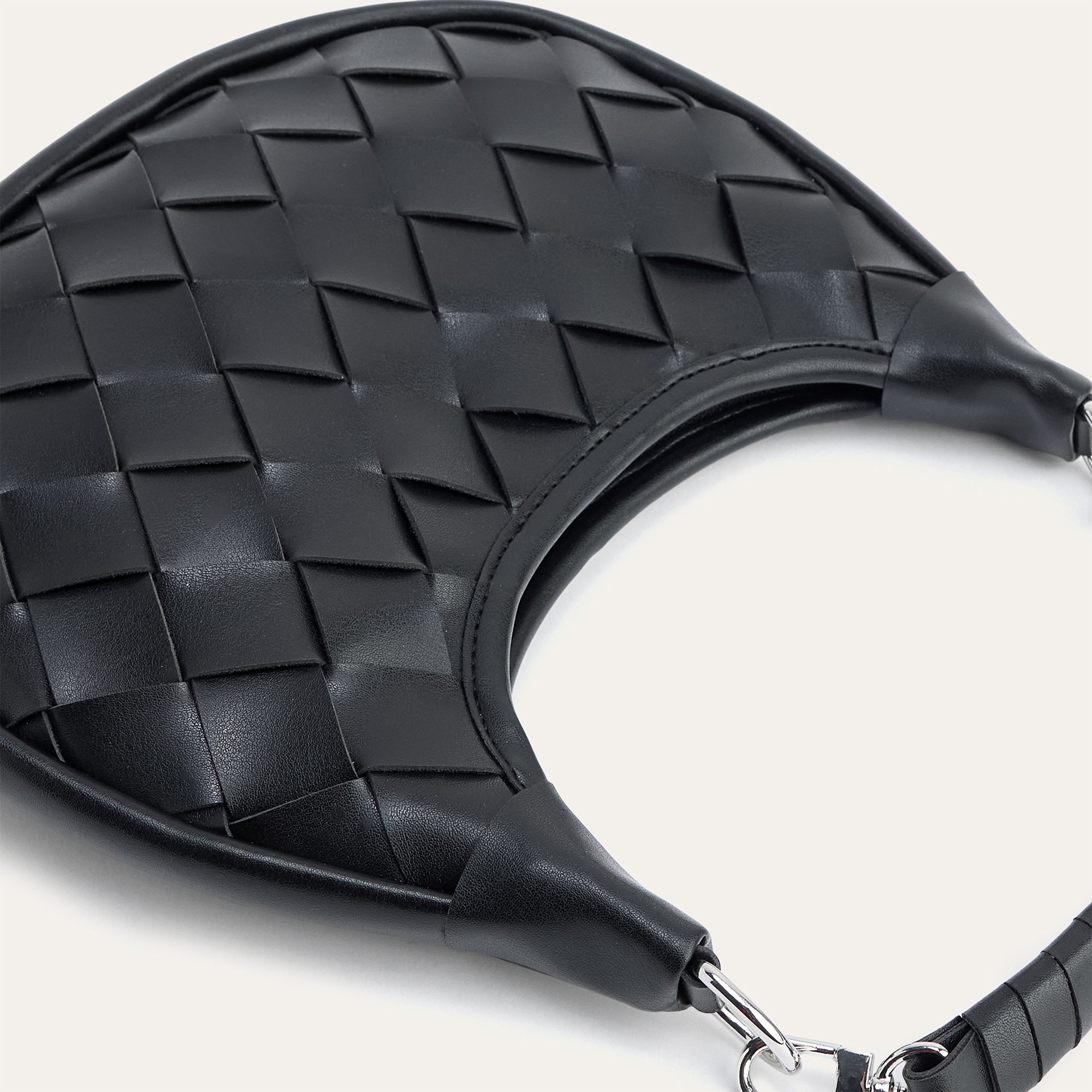 ÖRGÜ GÖRÜNÜMLÜ OVAL EL ÇANTASI