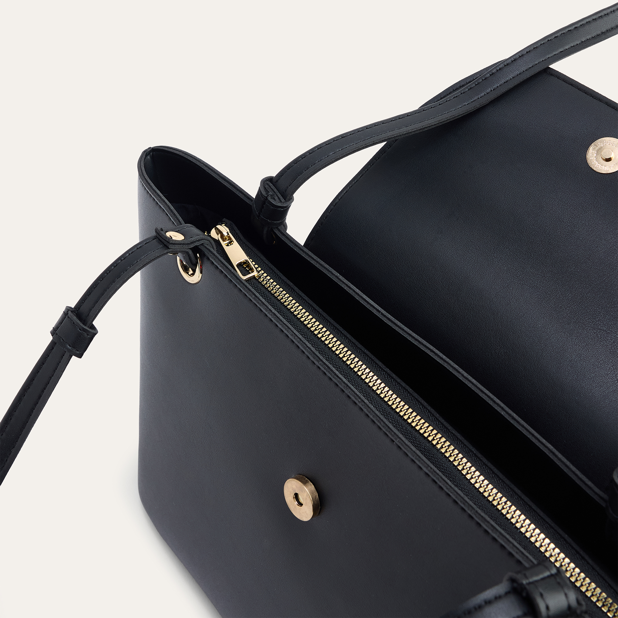 KAPAKLI DERİ GÖRÜNÜMLÜ EL ÇANTASI