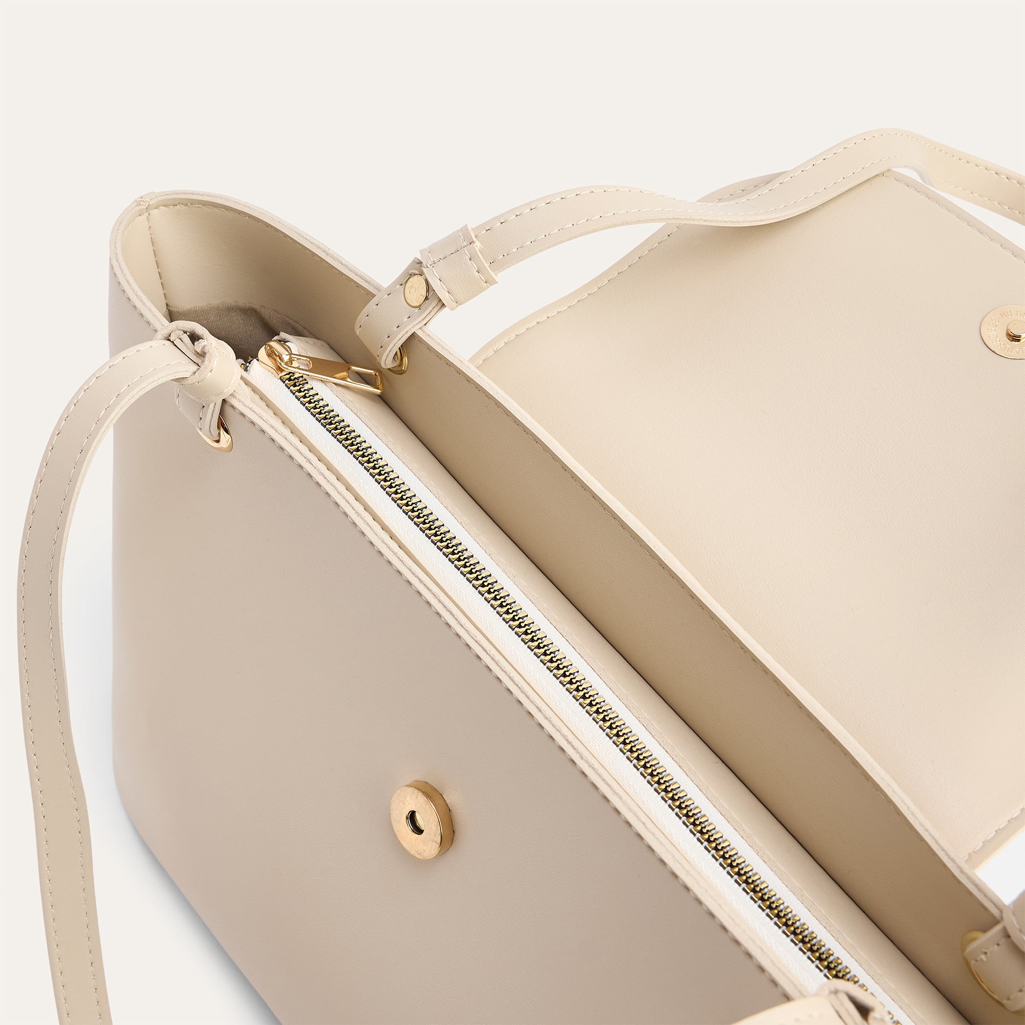 KAPAKLI DERİ GÖRÜNÜMLÜ EL ÇANTASI