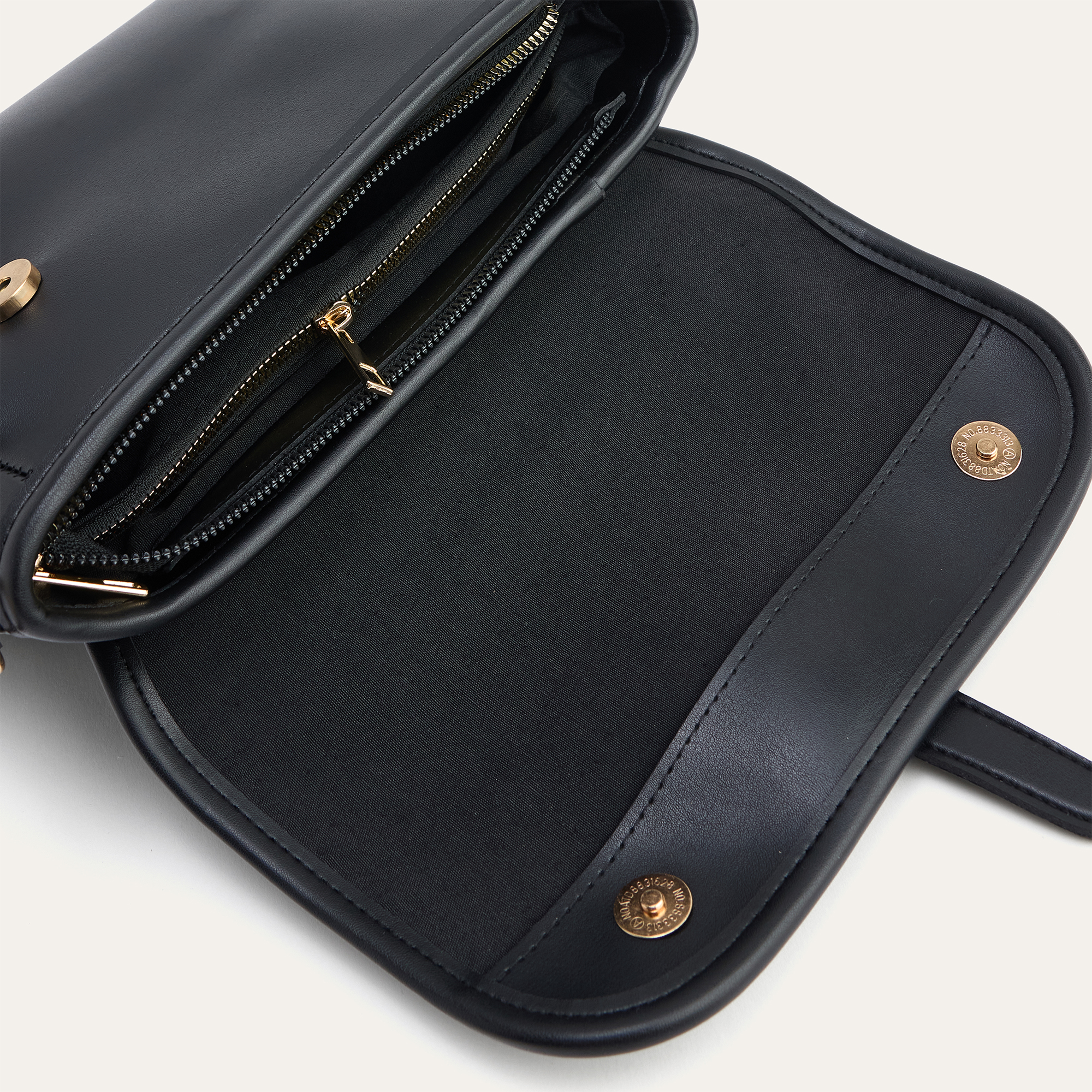 DERİ GÖRÜNÜMLÜ TOKALI OMUZ ÇANTASI