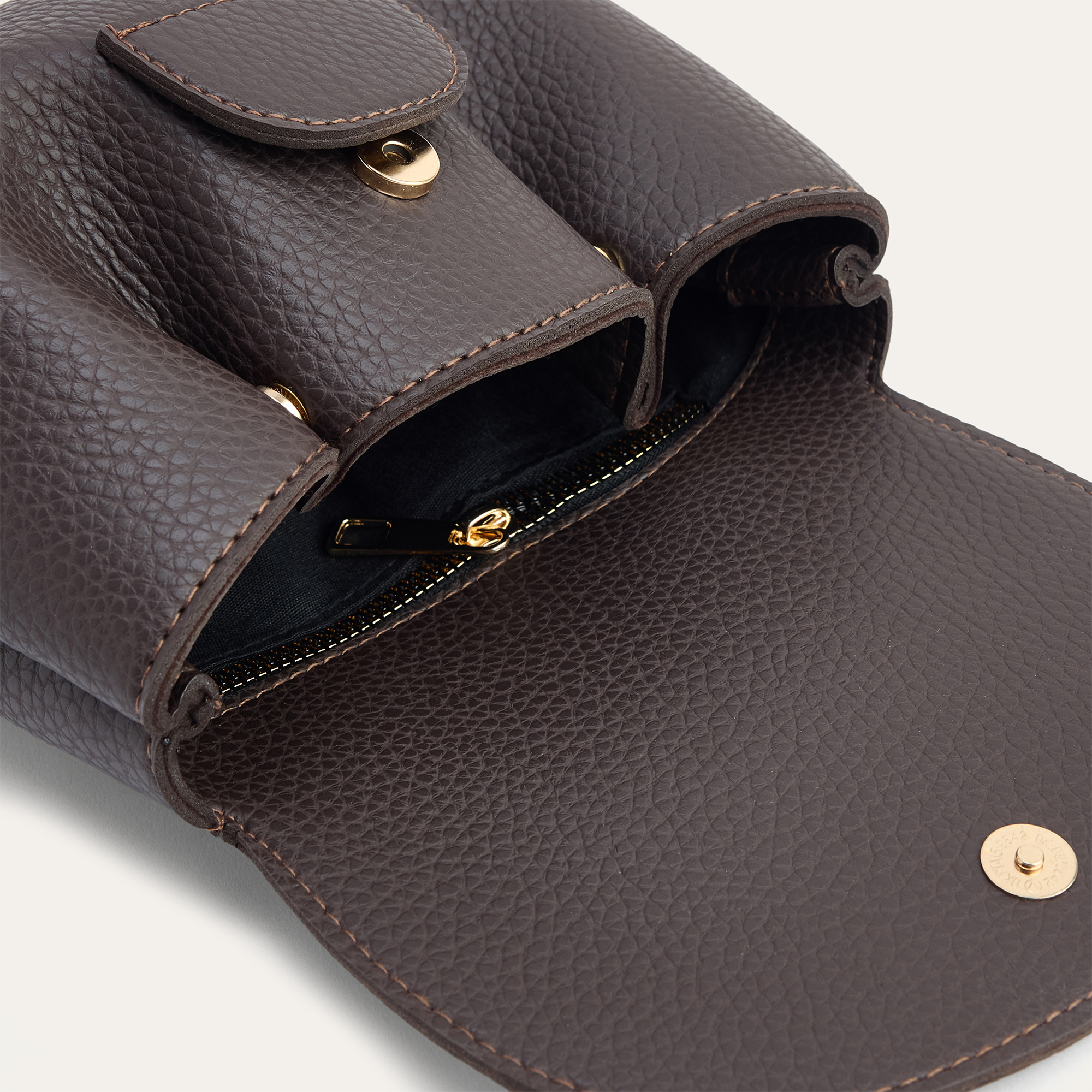 DERİ GÖRÜNÜMLÜ BÜZGÜ KAPAKLI OMUZ ÇANTASI