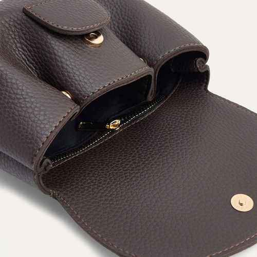  DERİ GÖRÜNÜMLÜ BÜZGÜ KAPAKLI OMUZ ÇANTASI