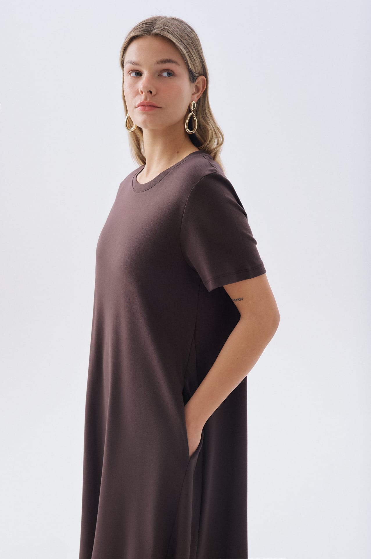 OVERSIZE KISA KOLLU CEPLİ MİDİ ELBİSE