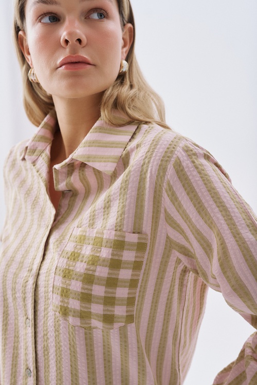 DOKULU ÇİZGİLİ UZUN KOLLU GÖMLEK