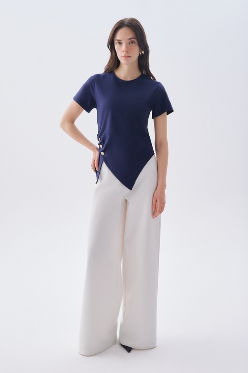 ASİMETRİK KESİM DÜĞMELİ KISA KOLLU BLUZ