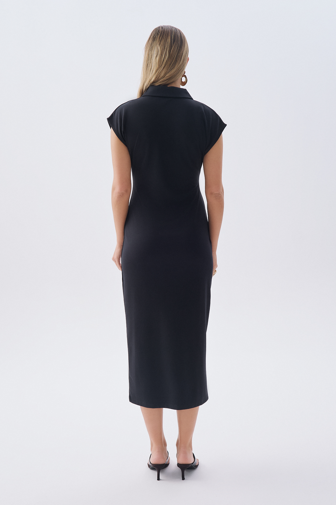 FITTED DÜĞME DETAYLI KOLSUZ MİDİ ELBİSE