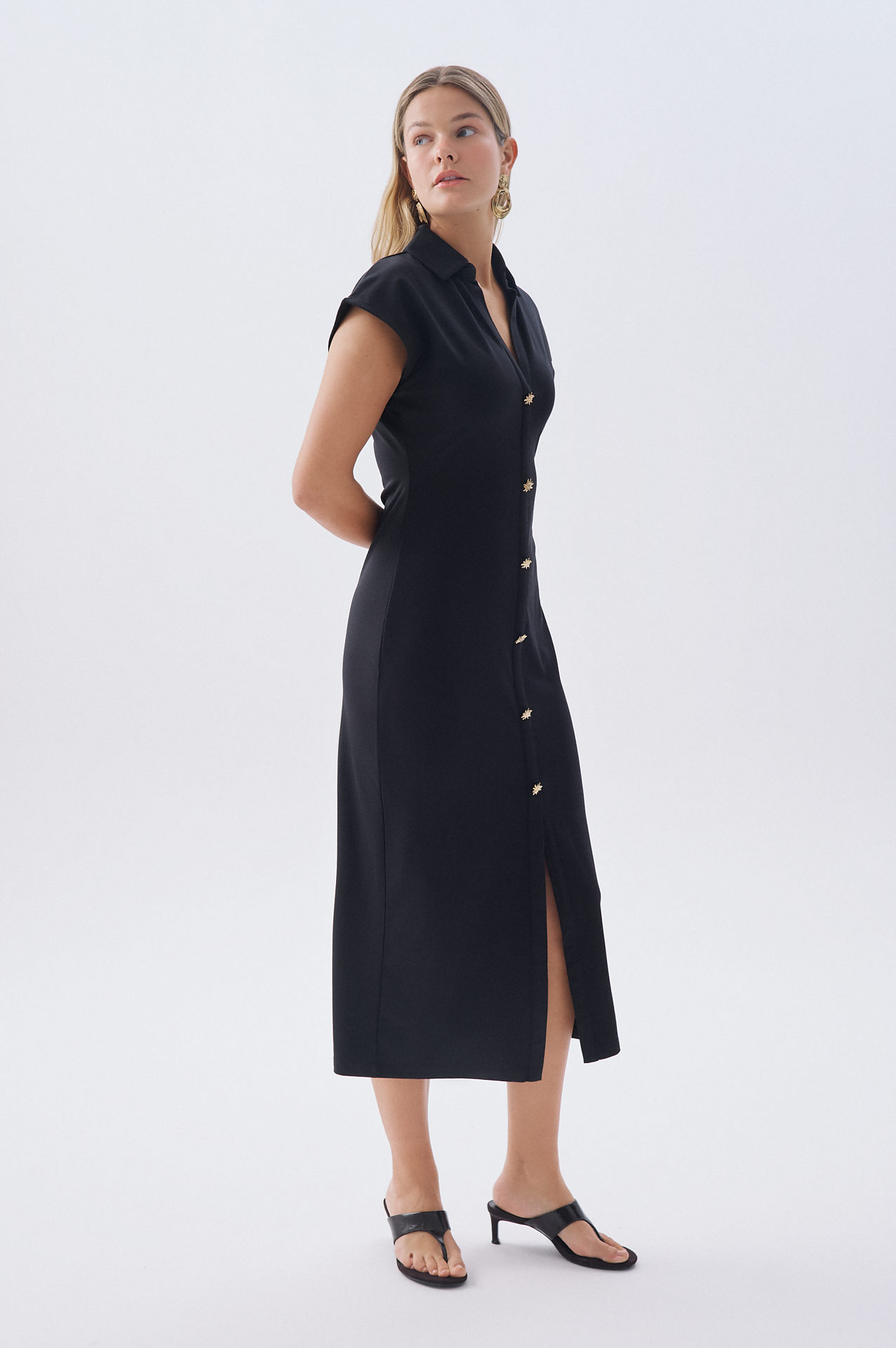 FITTED DÜĞME DETAYLI KOLSUZ MİDİ ELBİSE