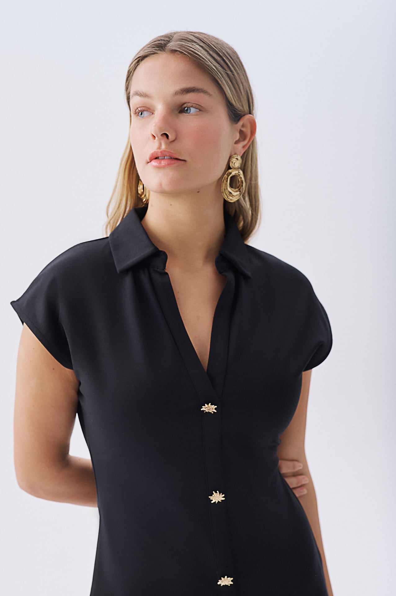 FITTED DÜĞME DETAYLI KOLSUZ MİDİ ELBİSE