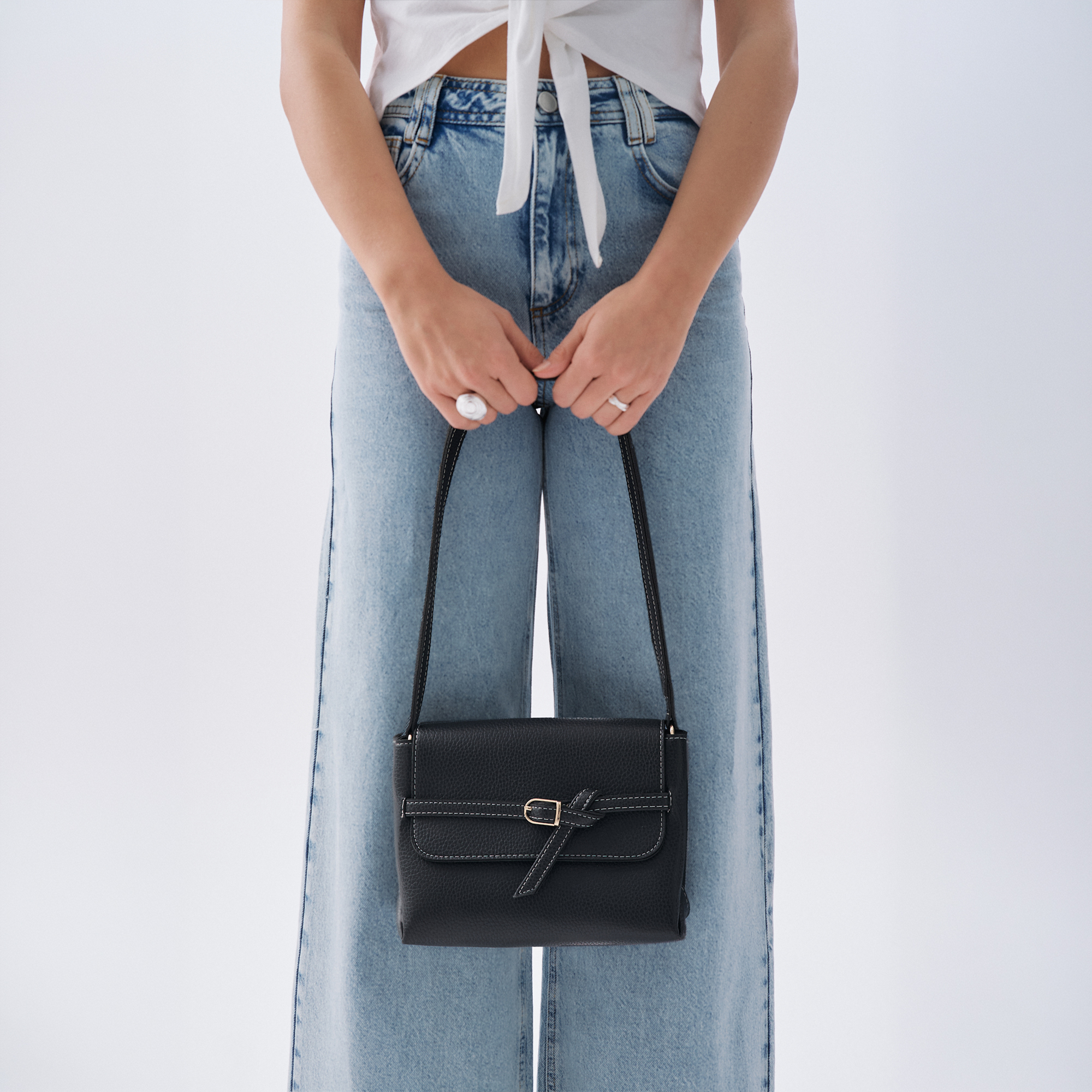 DERİ GÖRÜNÜMLÜ KEMERLİ OMUZ ÇANTASI