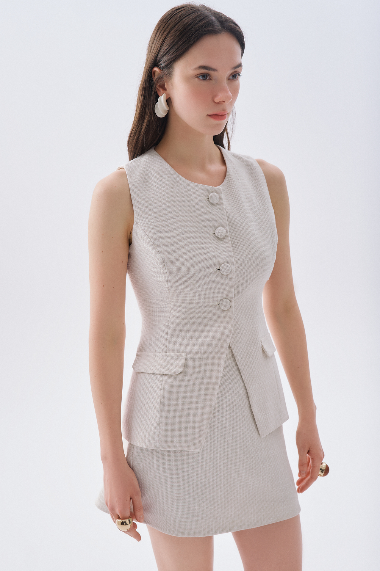 FITTED DÜĞMELİ KOLSUZ TÜVİT BLUZ