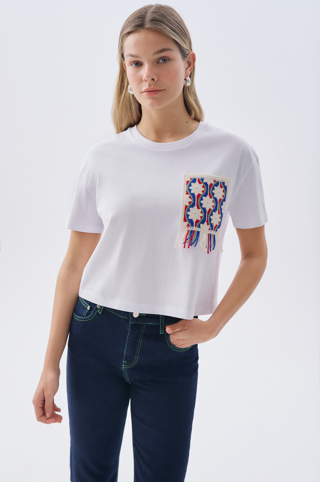 Kadın Beyaz Nakış Detaylı Bisiklet Yaka T-Shirt