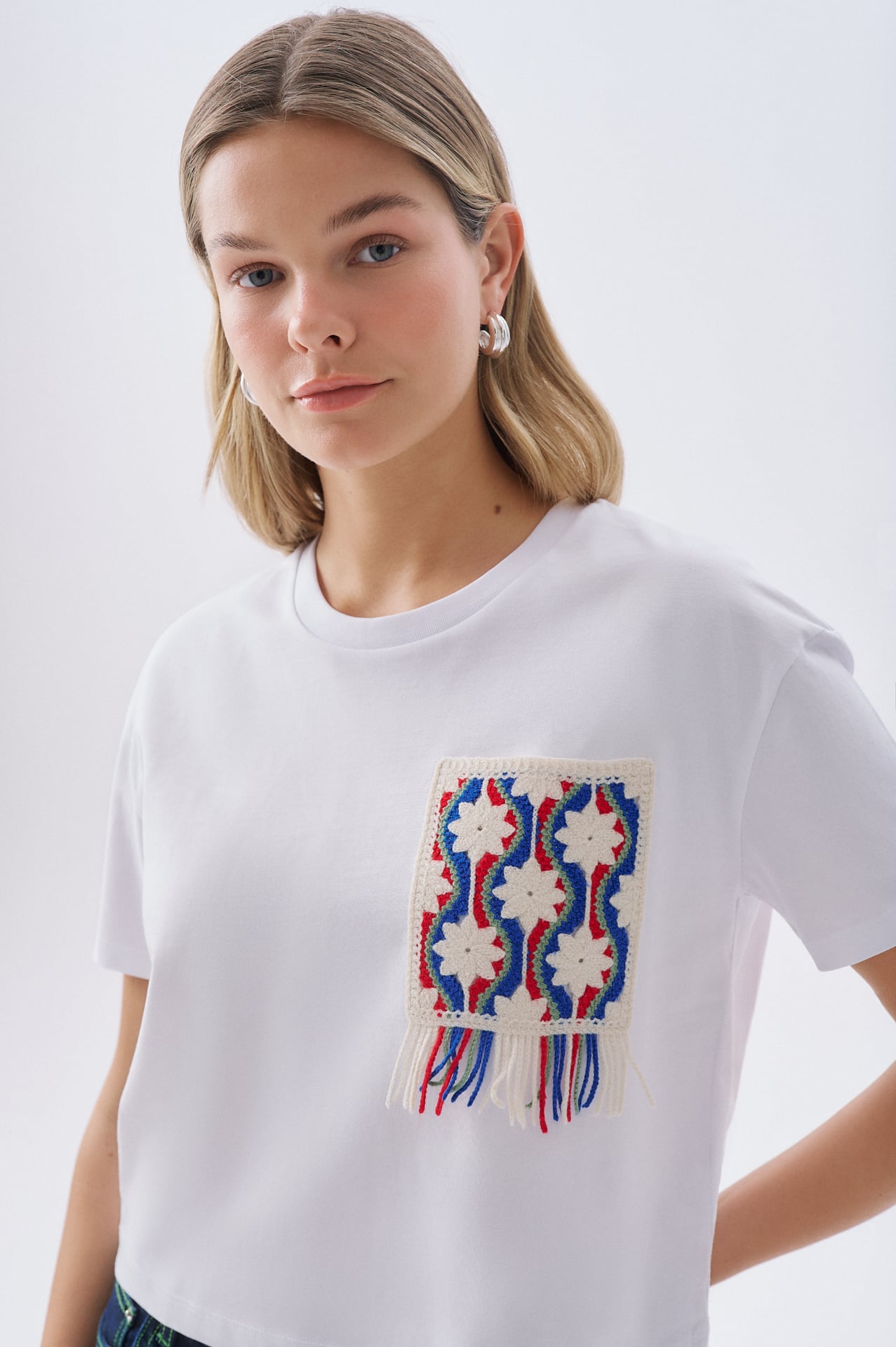 Kadın Beyaz Nakış Detaylı Bisiklet Yaka T-Shirt