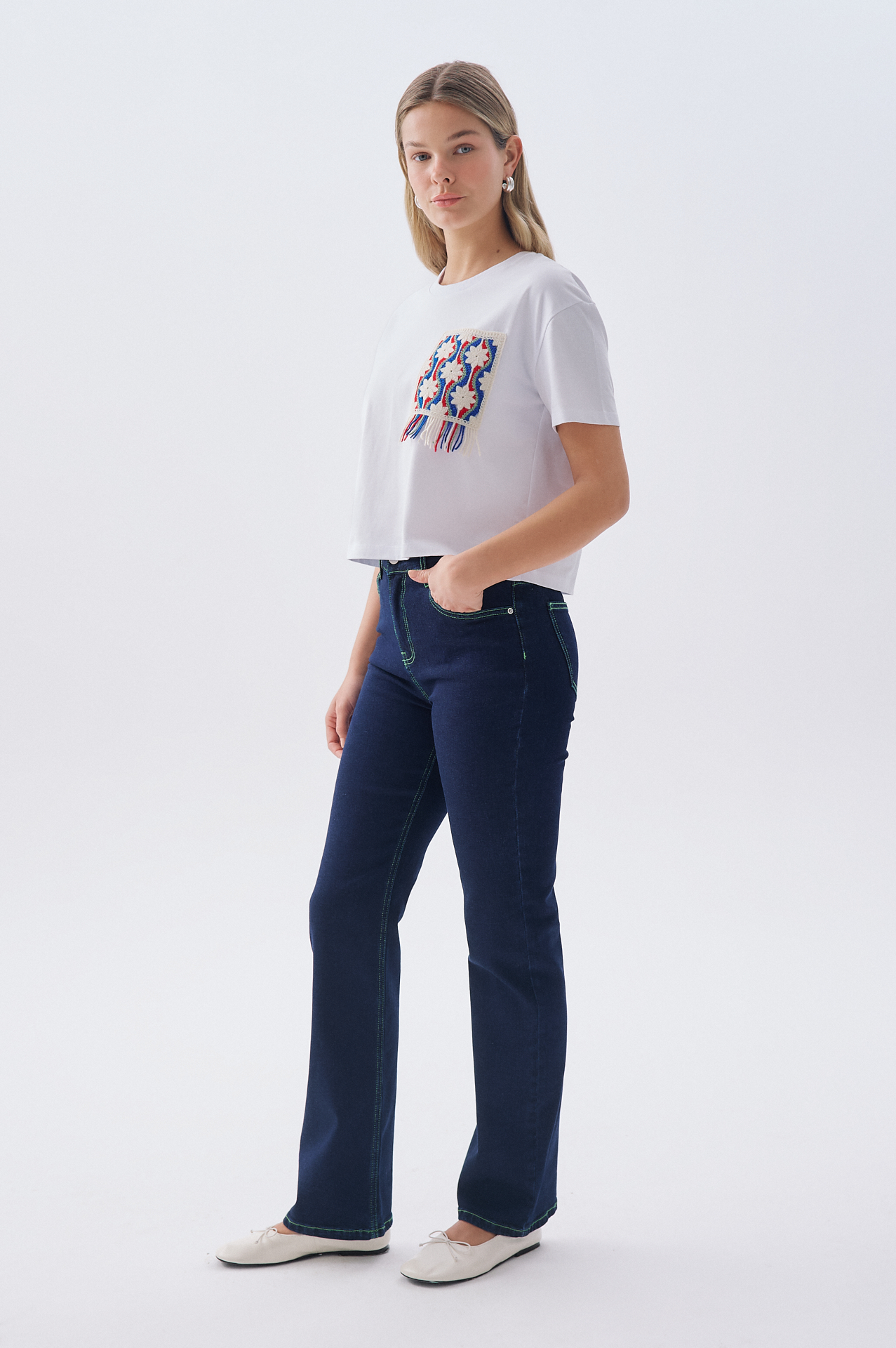 Kadın Beyaz Nakış Detaylı Bisiklet Yaka T-Shirt