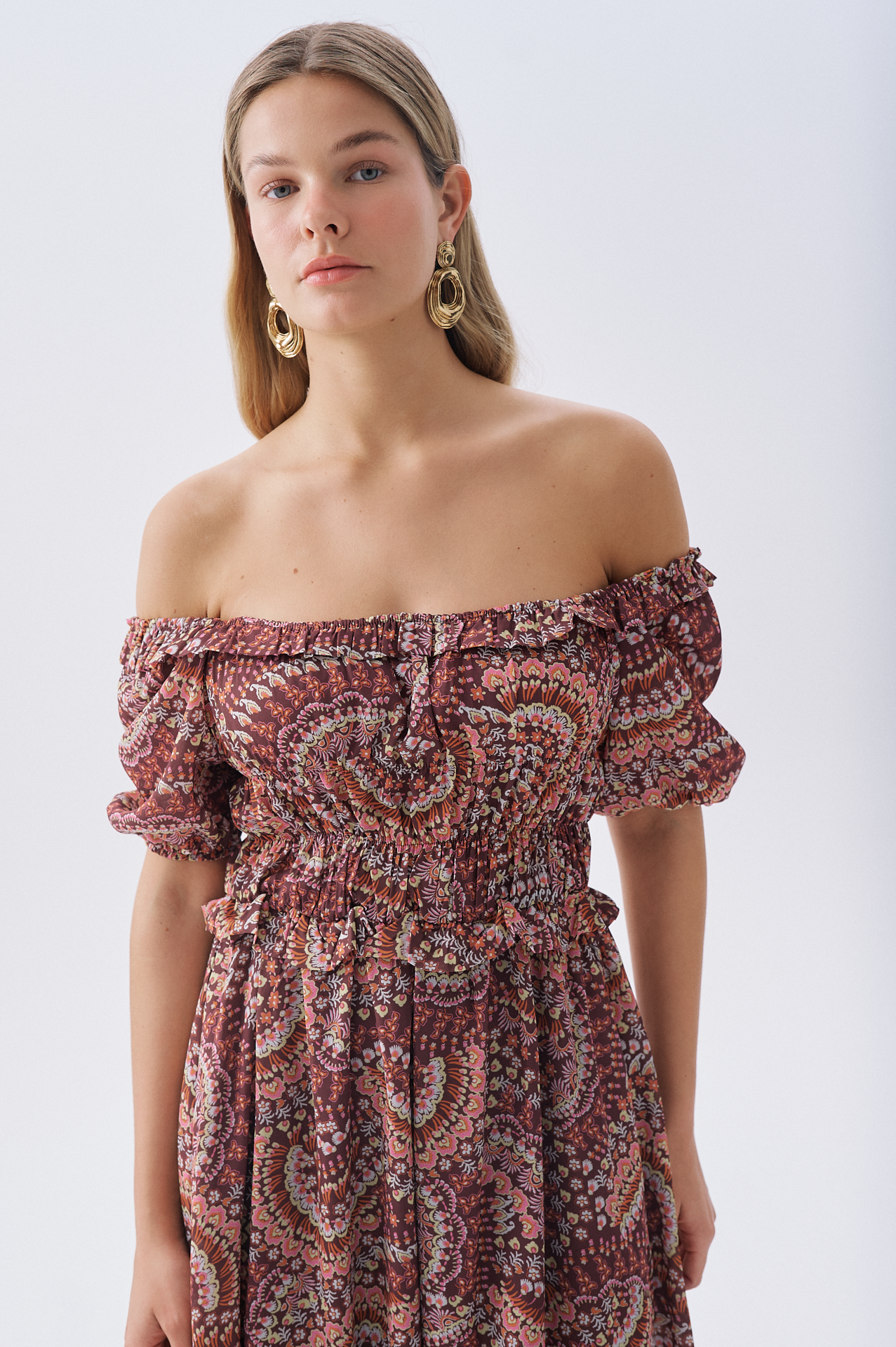 DESENLİ DÜŞÜK OMUZLU FIRFIRLI MİDİ ELBİSE