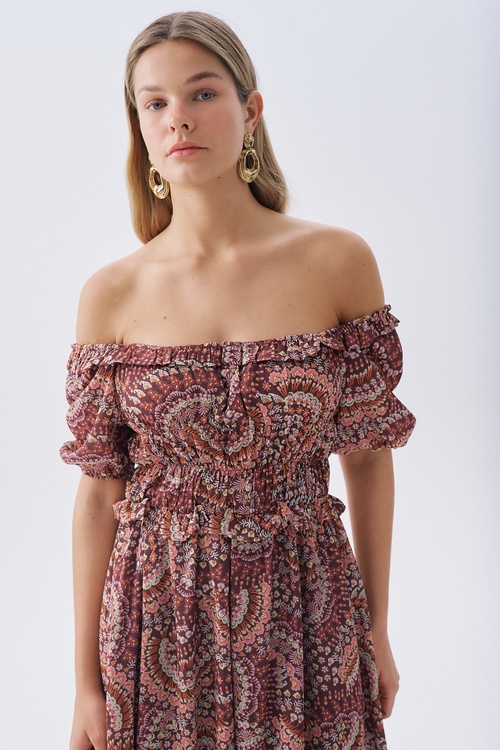 DESENLİ DÜŞÜK OMUZLU FIRFIRLI MİDİ ELBİSE