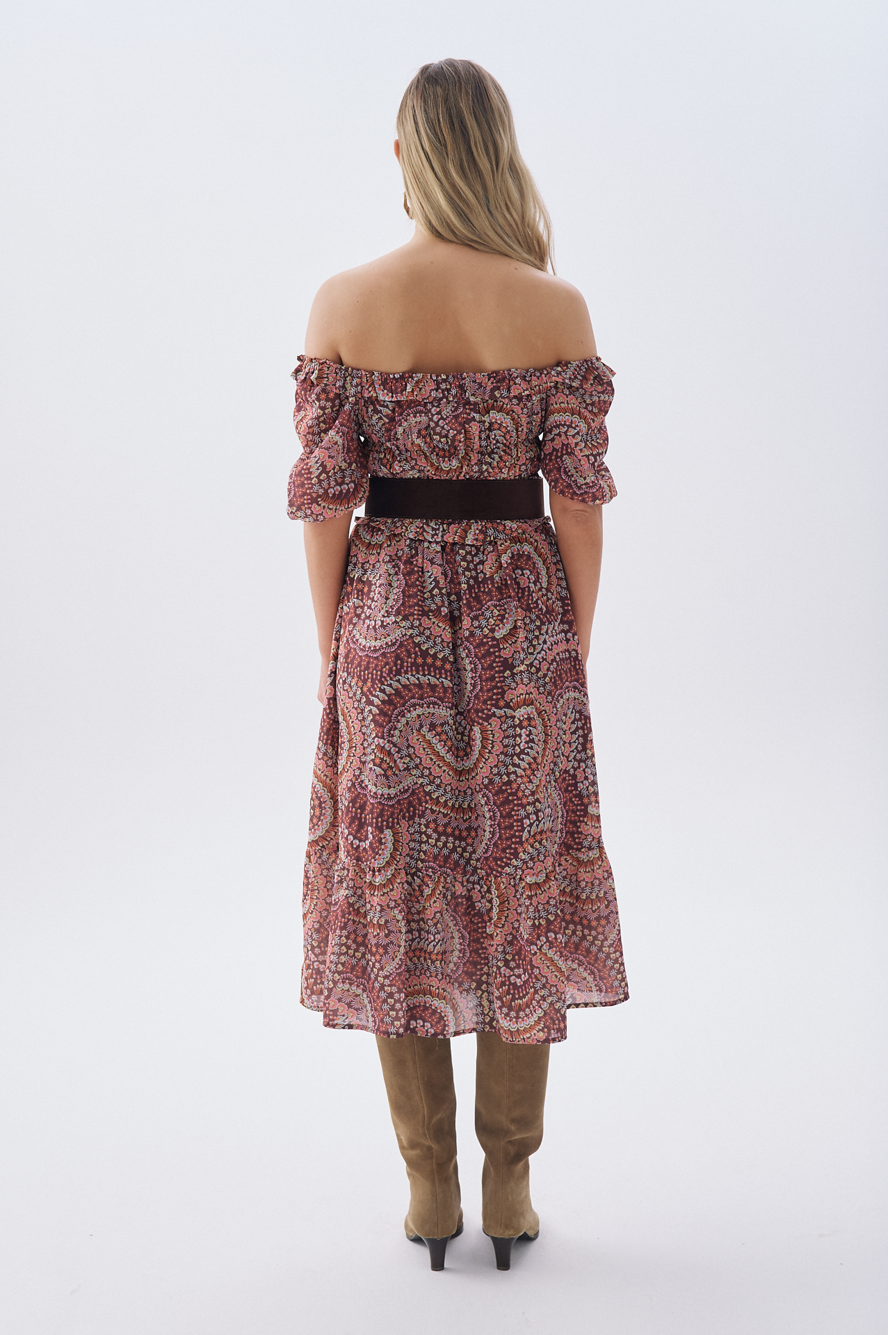 DESENLİ DÜŞÜK OMUZLU FIRFIRLI MİDİ ELBİSE