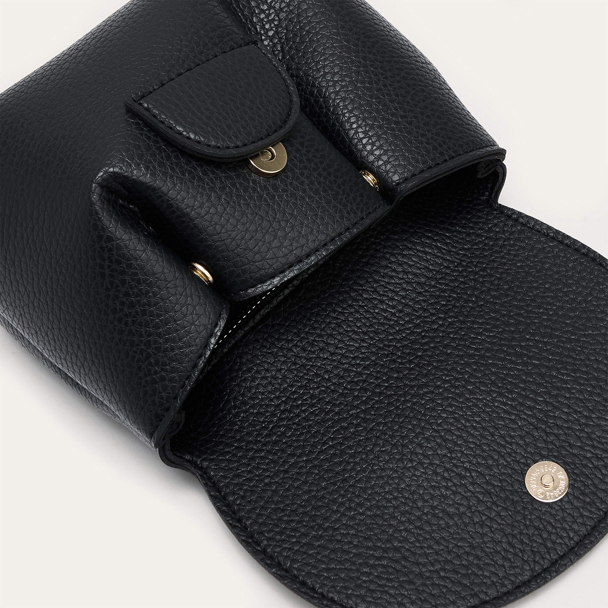 DERİ GÖRÜNÜMLÜ BÜZGÜ KAPAKLI OMUZ ÇANTASI