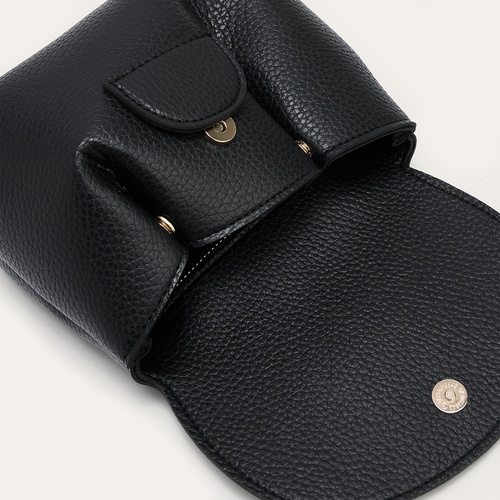 DERİ GÖRÜNÜMLÜ BÜZGÜ KAPAKLI OMUZ ÇANTASI