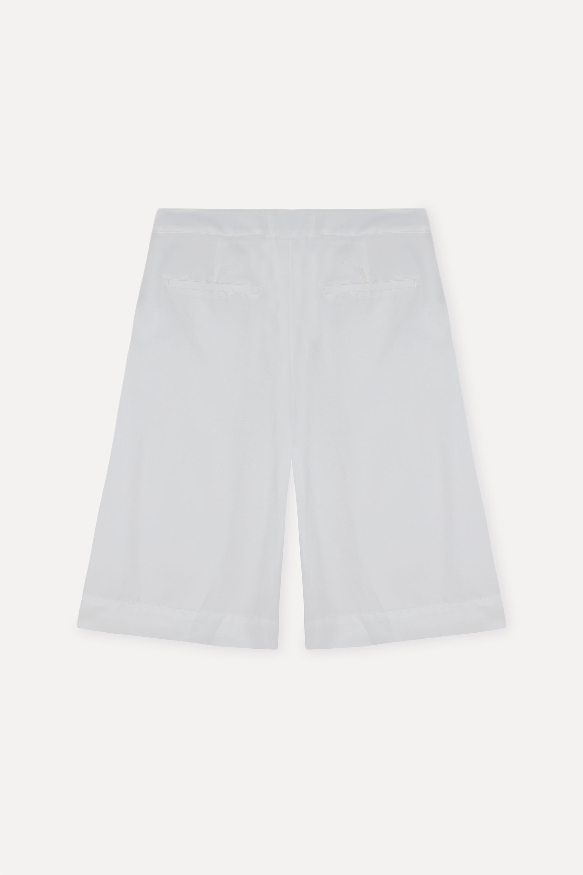 Kadın Beyaz Comfort Fit Pileli Şort