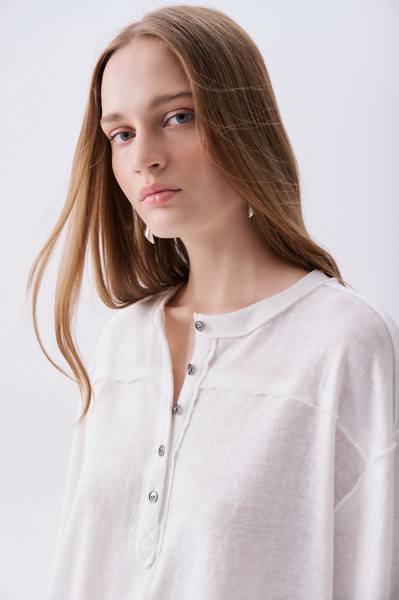 Kadın Beyaz Düğme Detaylı Oversize Bisiklet Yaka Sweatshirt