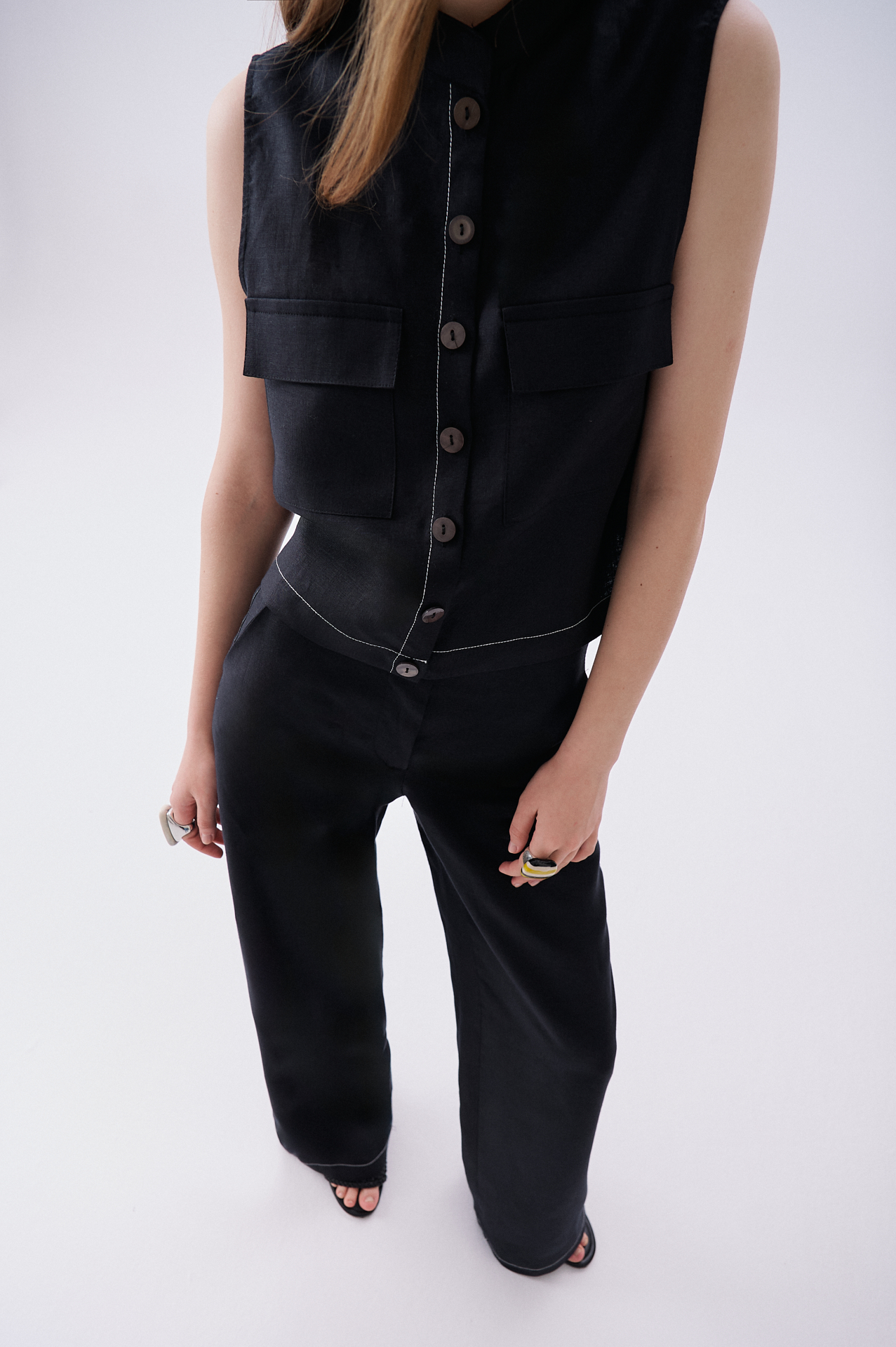 Kadın Siyah Kolsuz Düğmeli Keten Bluz