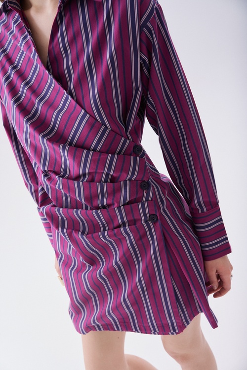  ÇİZGİLİ DÜĞME DETAYLI MİNİ ELBİSE