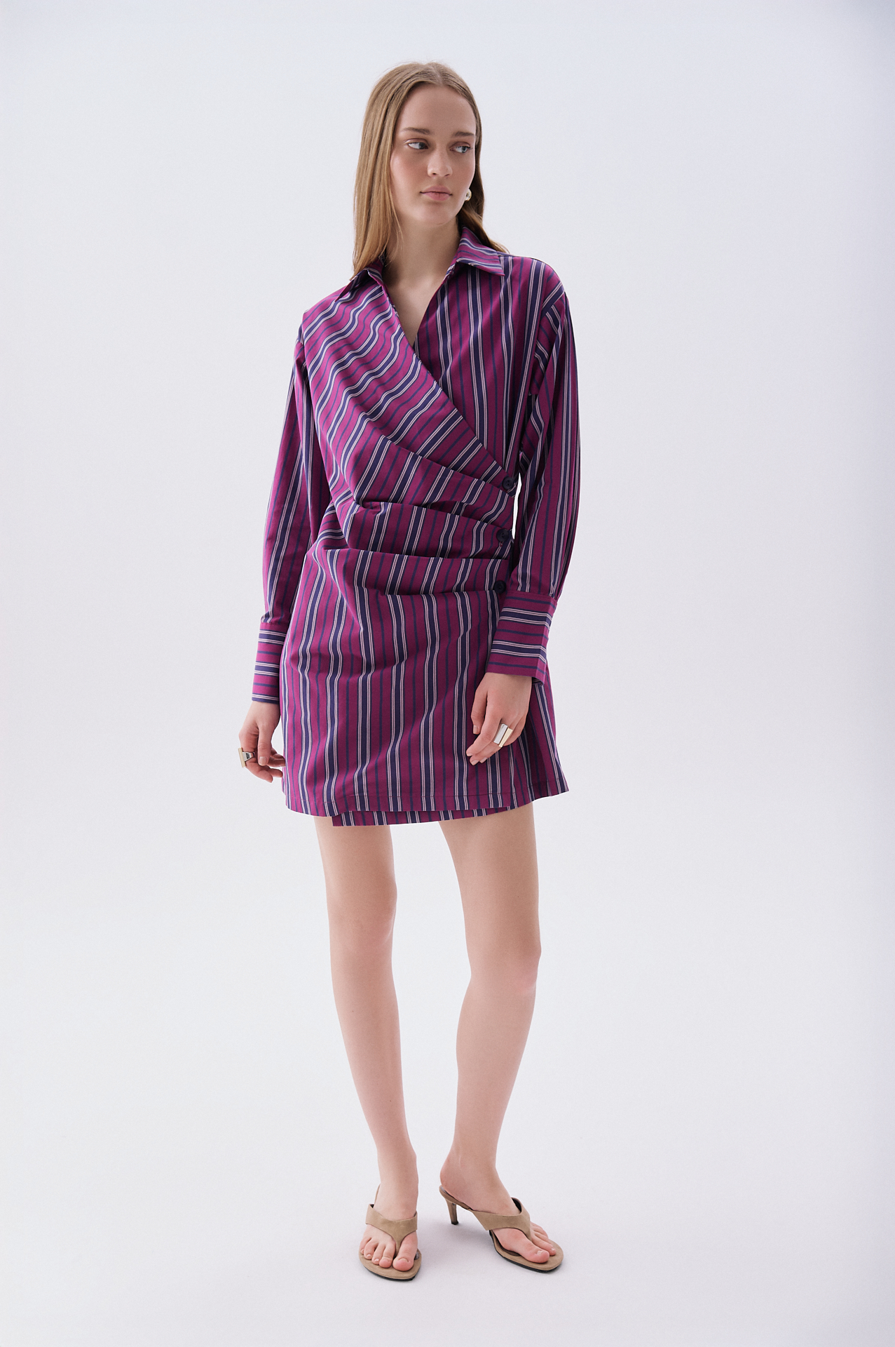 ÇİZGİLİ DÜĞME DETAYLI MİNİ ELBİSE