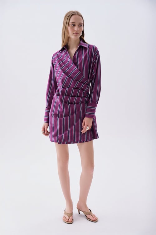  ÇİZGİLİ DÜĞME DETAYLI MİNİ ELBİSE