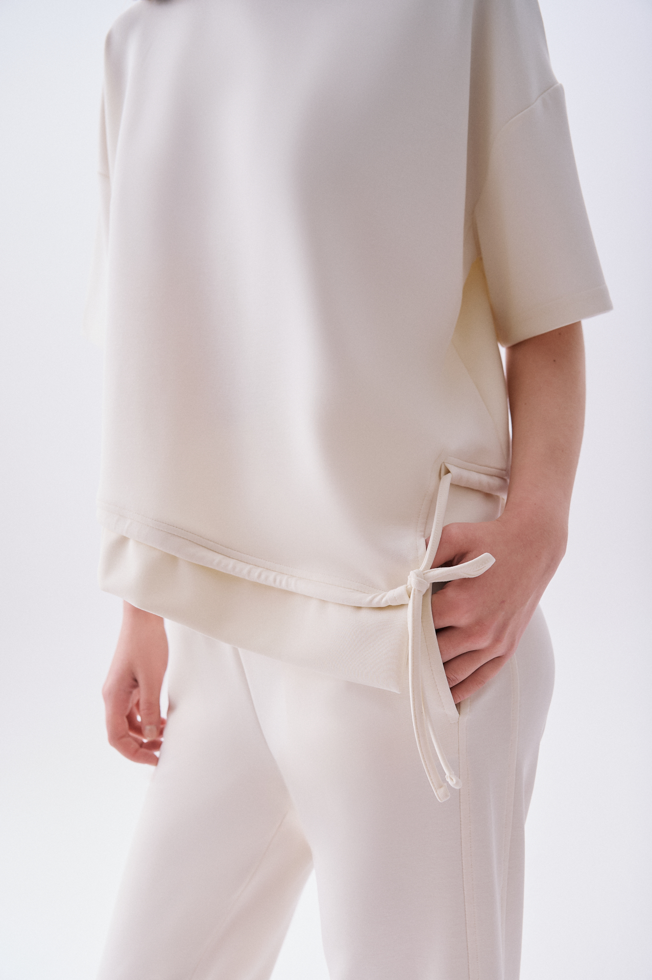 Kadın Ekru Oversize Asimetrik Kesim Bağlama Detaylı Kısa Kollu Sweatshirt