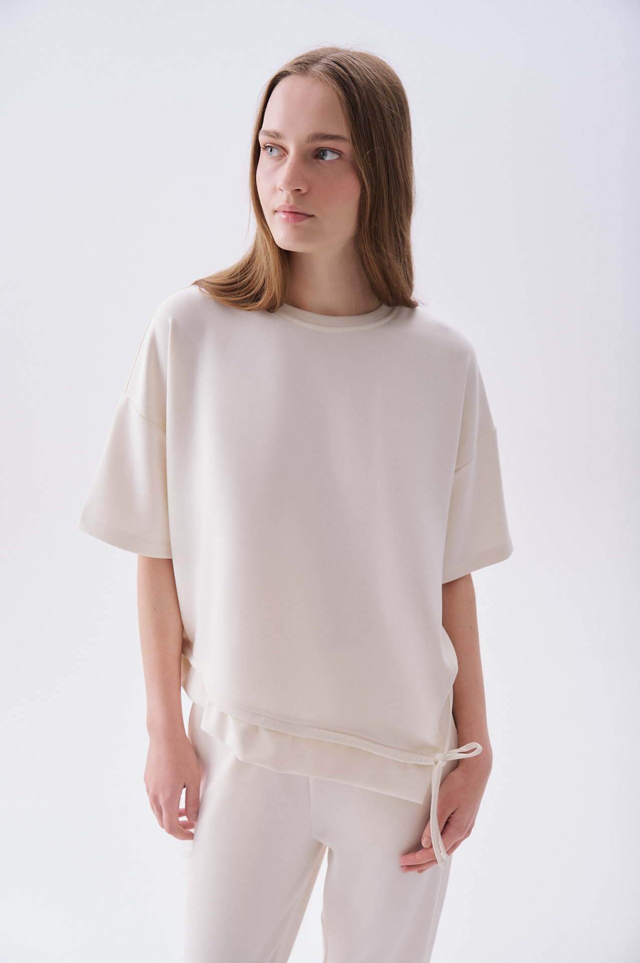 Kadın Ekru Oversize Asimetrik Kesim Bağlama Detaylı Kısa Kollu Sweatshirt