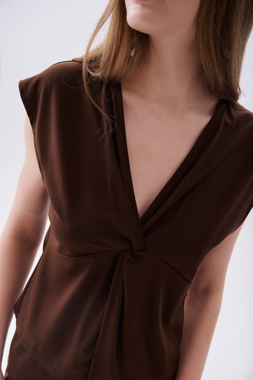 V YAKA KISA KOLLU CROP BLUZ