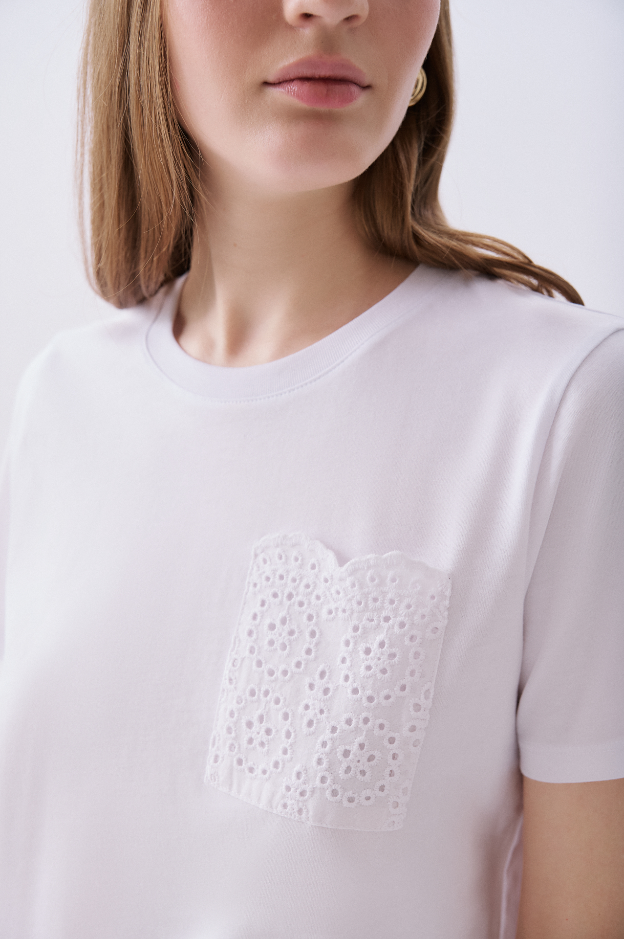 Kadın Beyaz Nakış Detaylı Bisiklet Yaka T-Shirt