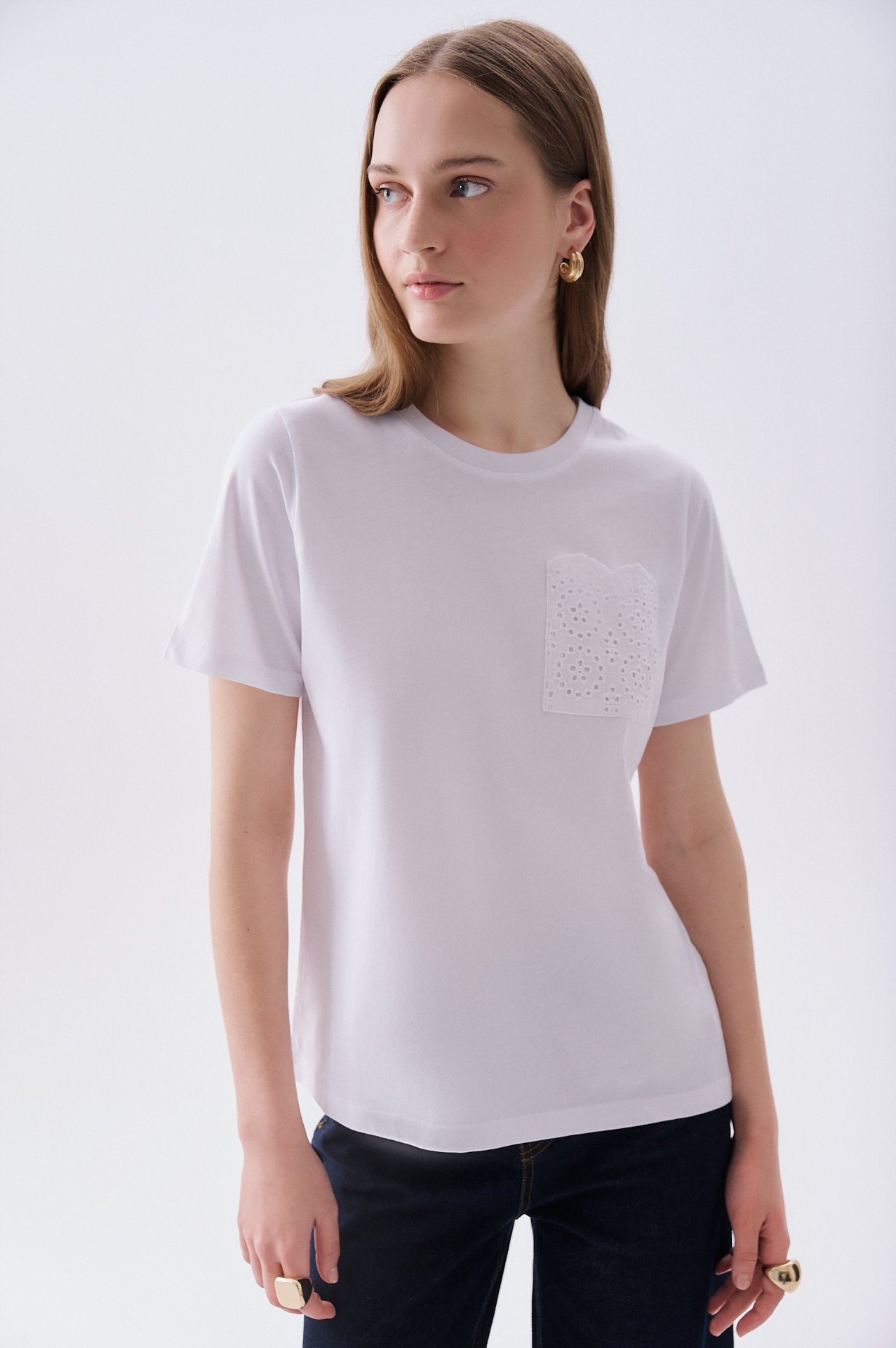 Kadın Beyaz Nakış Detaylı Bisiklet Yaka T-Shirt