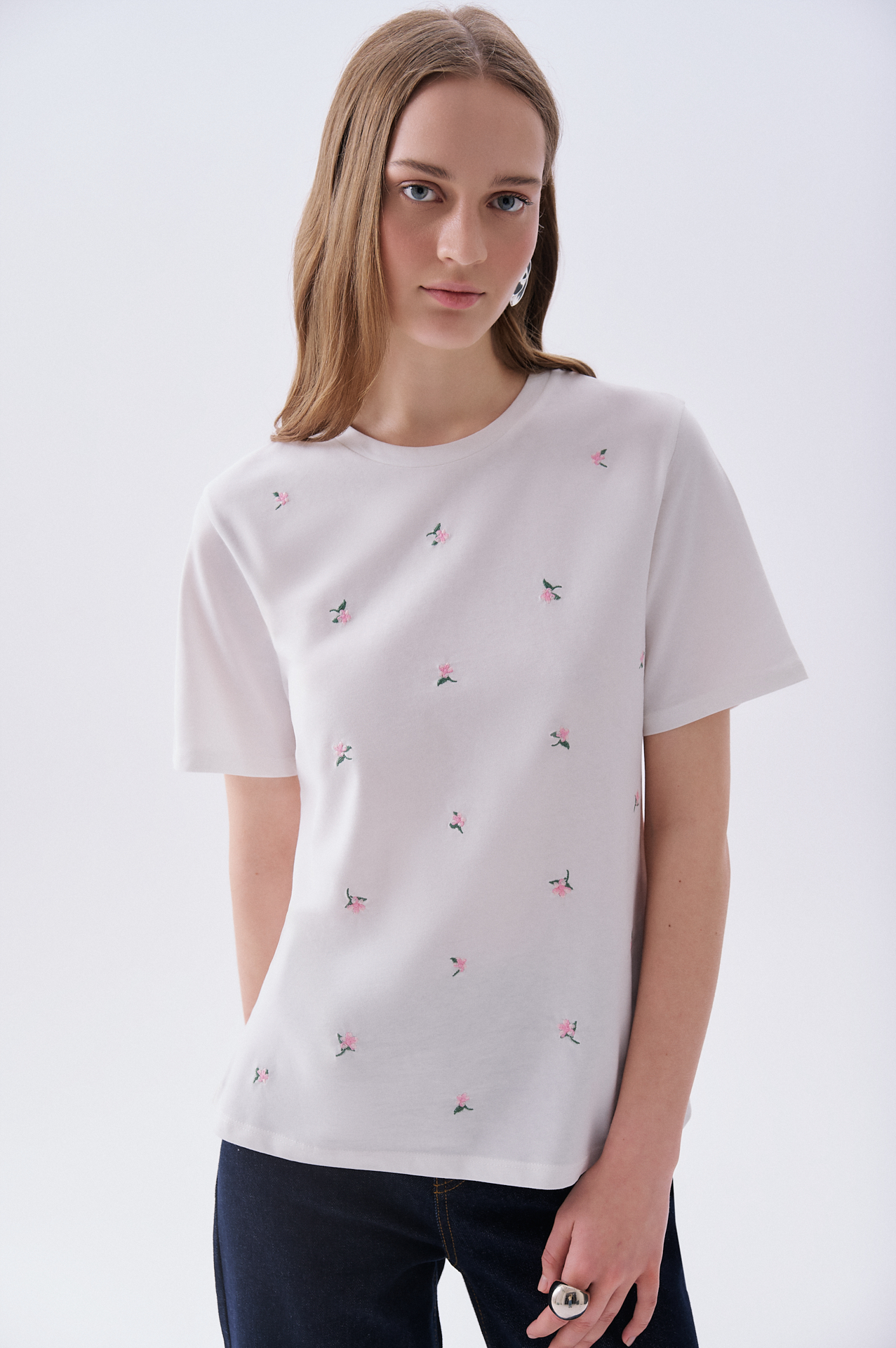 Kadın Kırık Beyaz Nakışlı Bisiklet Yaka T-Shirt