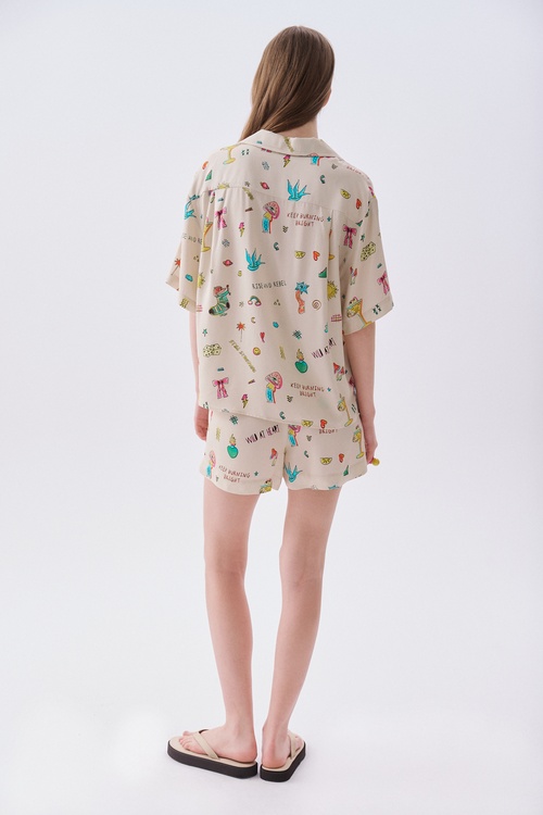  Kadın Ekru Desenli Comfort Fit Şort