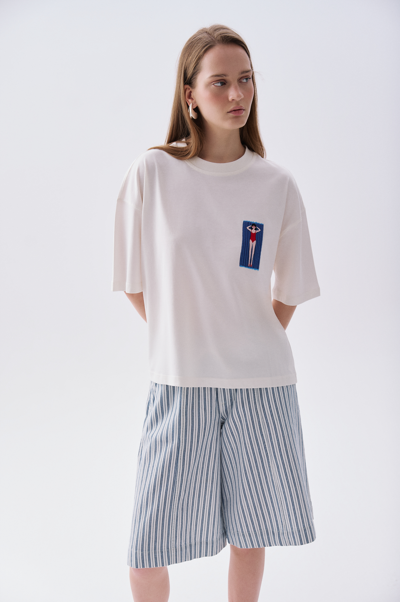 Kadın Beyaz Nakışlı Bisiklet Yaka T-Shirt