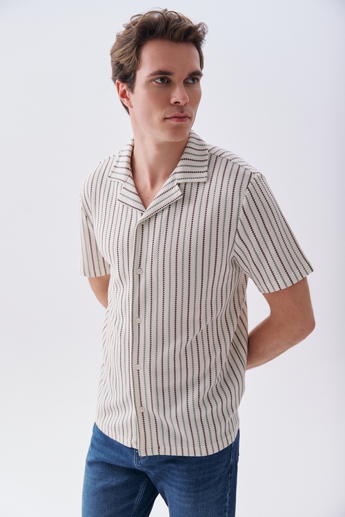 Erkek Kırık Beyaz Çizgili Comfort Fit Kısa Kollu Gömlek